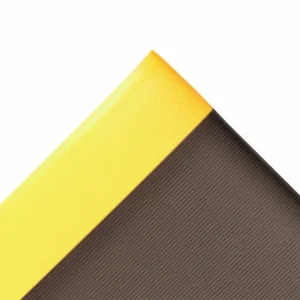 Alfombra antifatiga Gripper Sof-Tred negra con bordes amarillos, de 91cm x metro — Detalle del producto