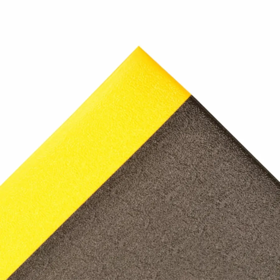 Alfombra antifatiga Sof-Tred negra con bordes biselados amarillos, de 122cm x metro — Detalle del producto