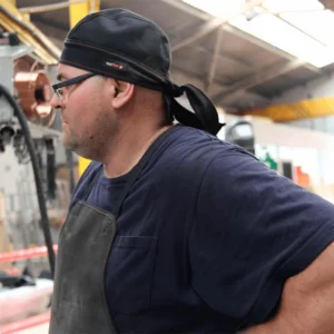 Bandana ignífuga para soldador con protección térmica y certificación ISO — Producto en uso