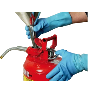 Bidón de seguridad con manguera flexible de metal, de 10 litros para diésel. — Producto en uso