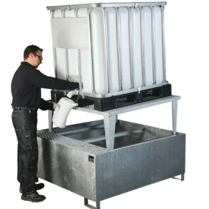 Cubeto de retención de acero galvanizado en caliente de 1100L para 1 IBC en trasiego. — Producto en uso