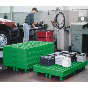 Cubeto de retención de polietileno de 35L transportable lleno. — Producto en uso