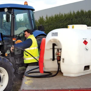 Depósito ADR de gasóleo de 960 litros en polietileno con bomba de 24V, 40 l/min — Producto en uso