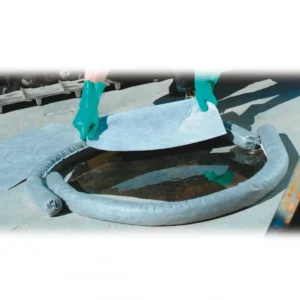 Kit absorbente universal de 10 litros en bolsa amarilla. — Producto en uso