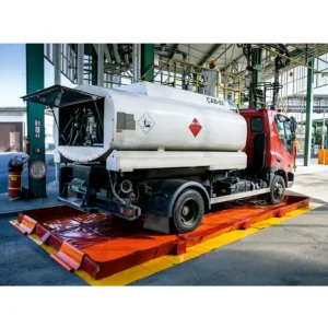 Kit de cubeto flexible de 22500L con esquinas plegables, con alfombra y bandas de rodadura. — Imagen del producto