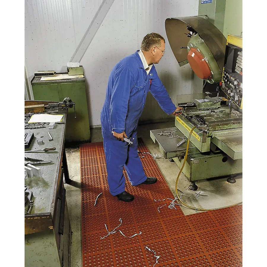 Losas-rejillas antifatiga Sanitop Deluxe para uso extremo de 91cm x 152cm. — Producto en uso