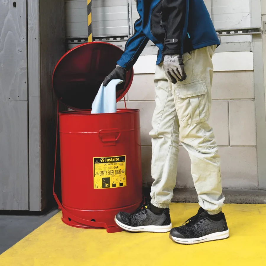 Papelera de seguridad para residuos con aceite de 80 litros con pedal, 47x60 cm — Producto en uso
