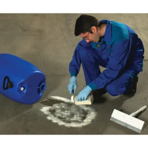 Polvo absorbente gelificante para soluciones acuosas en cubo de 7,3 kg. — Producto en uso