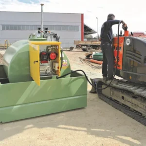 Tanque de suministro de combustible de 3000L en acero con cubeto de retención — Producto en uso