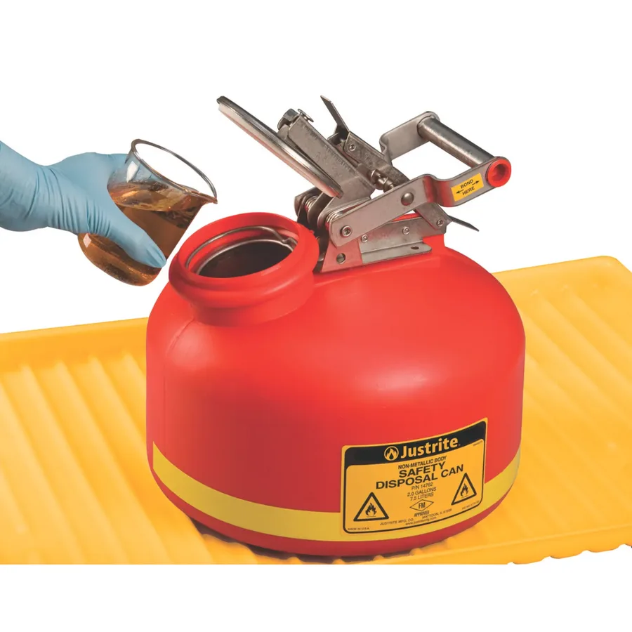 Bidón de seguridad en polietileno HDPE de 8 litros para inflamables corrosivos — Producto en uso