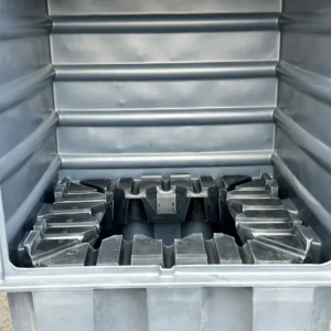 Contenedor con retención de polietileno gris con puertas batientes de 1100 litros para 1 IBC. — Detalle del producto