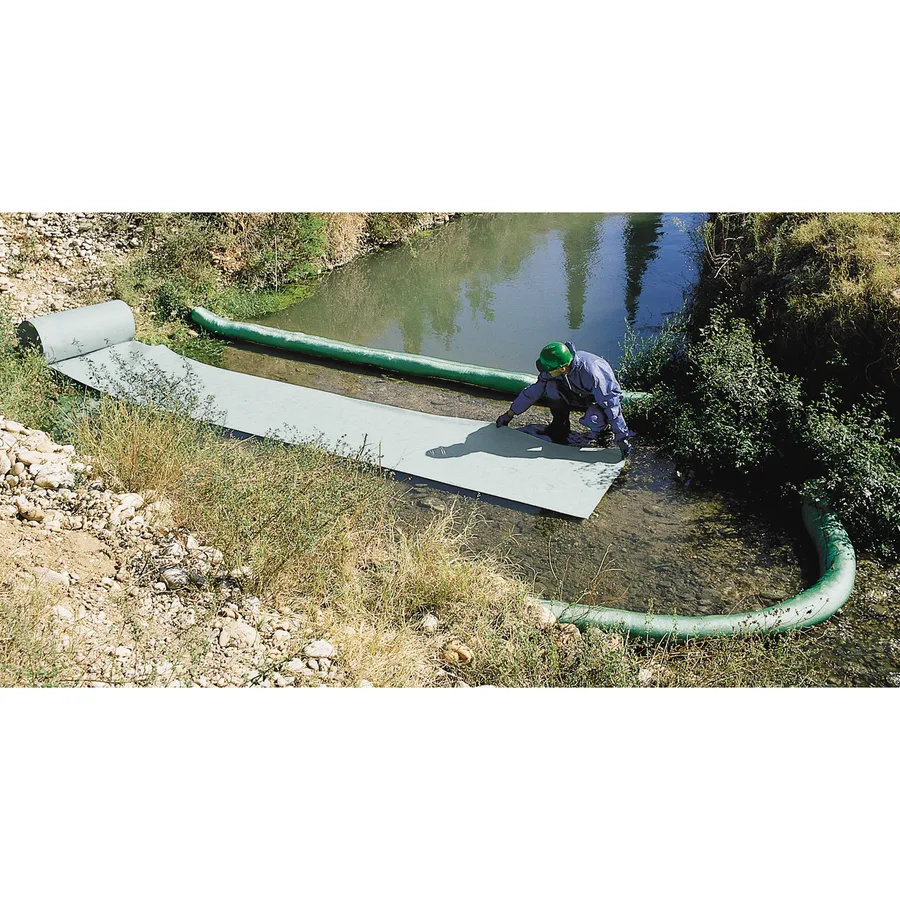 Rollo absorbente de doble espesor para hidrocarburos sin capas de refuerzo 81cm x 46m — Producto en uso