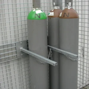Soporte de sujeción de botellas de gas con cierre de cadena. — Producto en uso