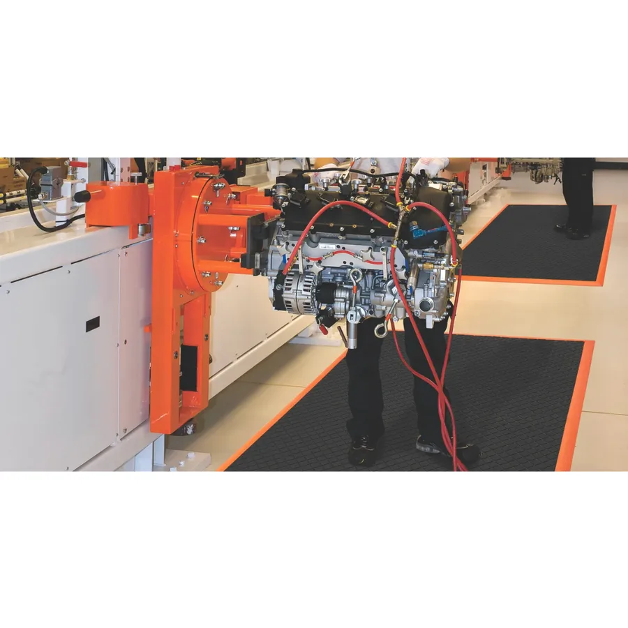 Alfombra antifatiga Safety Stance Solid para zonas secas de 66 x 102 cm. — Producto en uso